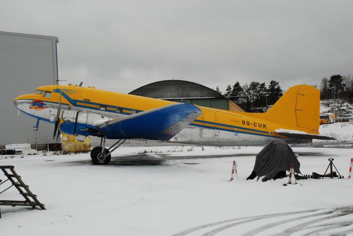 Vallentunas DC-3 Congo Queen på snöigt Bromma i väntan på filminspelning. Foto: Bengt Simson