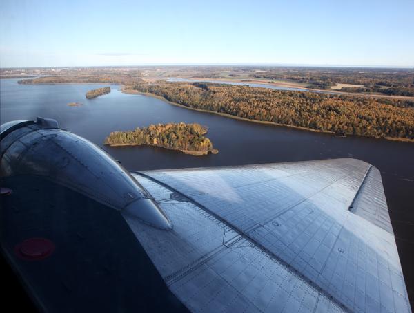 Landningsbanan i sikte efter närmare 40 minuters njutning i lufthavet.  Foto: Gunnar Åkerberg.