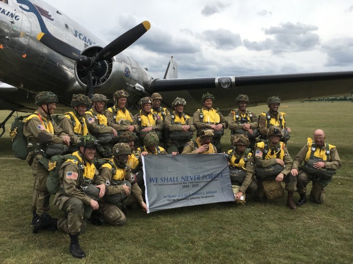 Ett gäng fallskärmshoppare framför DC-3 Daisy i Duxford, strax innan avfärd mot Normandie i början av juni i år. Där arrangerades “DAKS over Normandy” för att högtidlighålla 75-årsdagen av Dagen D, den 6 juni 1944. Det var alltså 75 år sedan Daisy senast släppte fallskärmshoppare över Normandie! En av fallskärmshopparna var Warren Johnson, vars farfars bror hoppade ur just Daisy på Dagen D! Foto: Berndt Kvist.