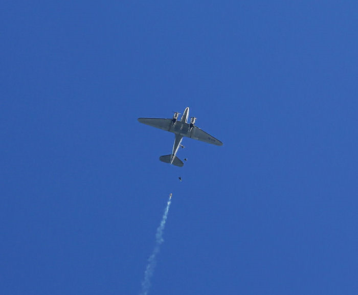 DC-3 Daisy fäller fallskärmshoppare över Dala-Järna. Foto: Gunnar Åkerberg.