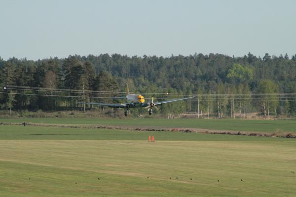 DC-3:an 9Q-CUK tillbaka i Vallentuna söndagen den 17 maj 2009, efter vintervistelse i Västerås. Foto: Anders Melin.