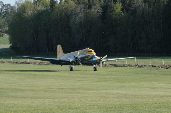 DC-3:an 9Q-CUK tillbaka i Vallentuna söndagen den 17 maj 2009, efter vintervistelse i Västerås. Foto: Anders Melin.