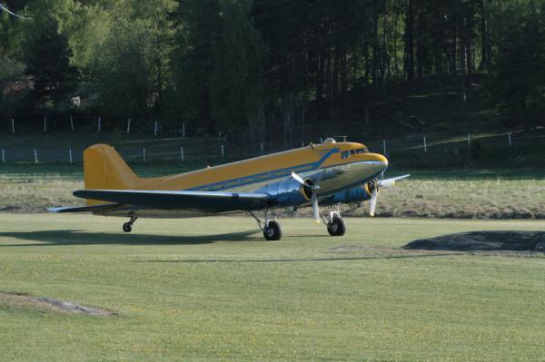 DC-3:an 9Q-CUK tillbaka i Vallentuna söndagen den 17 maj 2009, efter vintervistelse i Västerås. Foto: Anders Melin.