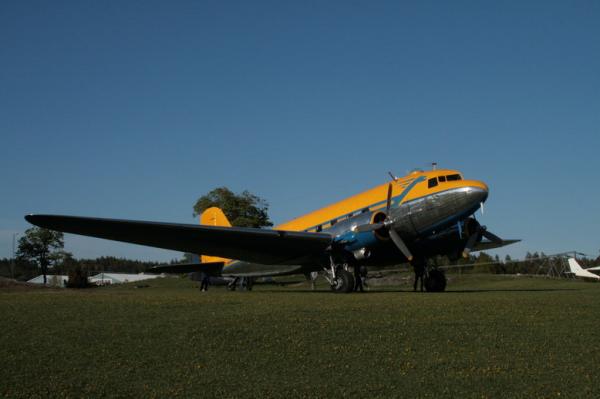 DC-3:an 9Q-CUK tillbaka i Vallentuna söndagen den 17 maj 2009, efter vintervistelse i Västerås. Foto: Anders Melin.