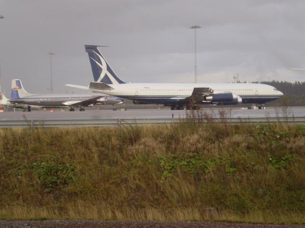 Boeing 707 och Douglas DC-6B. Foto: Bengt Simson.