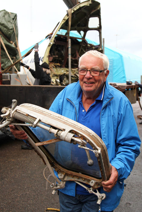 Arlanda Flygsamlingars Sekreterare, Kurt Ivarsson, mötte upp och hjälpte till att lasta av ett par cockpitfönster från lastbilen. Foto: Gunnar Åkerberg 