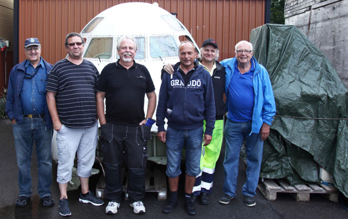 Från vänster: Bernt Olsson, SFF Stockholm, Hasse Averbo, Loffes, Sture Friedner, Hasse Engman, Loffes, Matti Virtanen, Loffes (körde lastbilen) och Kurt Ivarsson Arlanda Flygsamlingar. Foto: Gunnar Åkerberg 