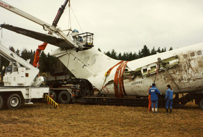 Den 3 januari 1992 bärgades vraket av Dana Viking och transporterades av Loffes till en hangar på Arlanda. Foto: Hasse Engman