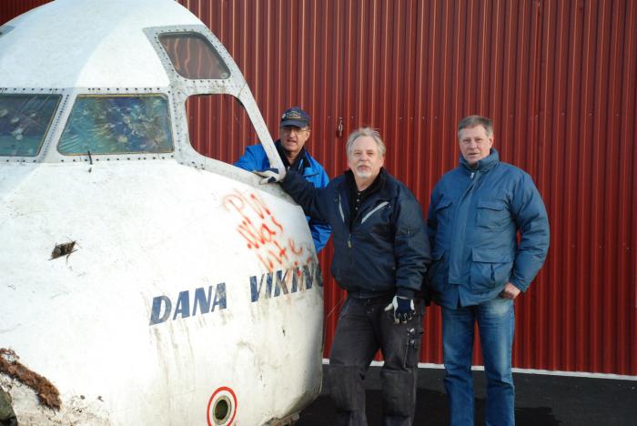 Nöjda flyttkarlar vid Friedners hangar! Bernt Olsson, Sture Friedner och Bengt Simson vid nospartiet av Dana Viking vid Skå Edeby Flygfält 27 november 2009.