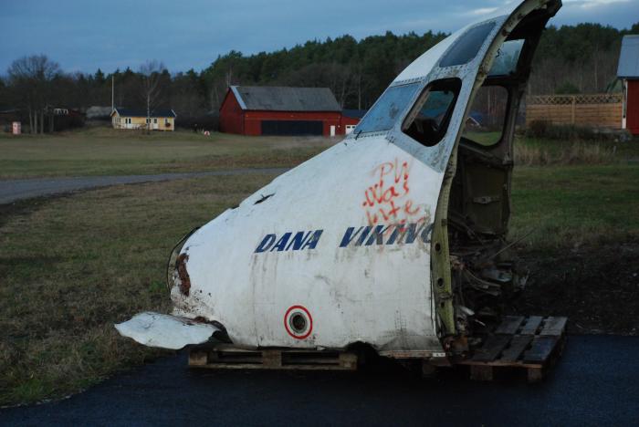 Nospartiet av Dana Viking har landat vid Skå Edeby Flygfält 27 november 2009. Foto: Bengt Simson.