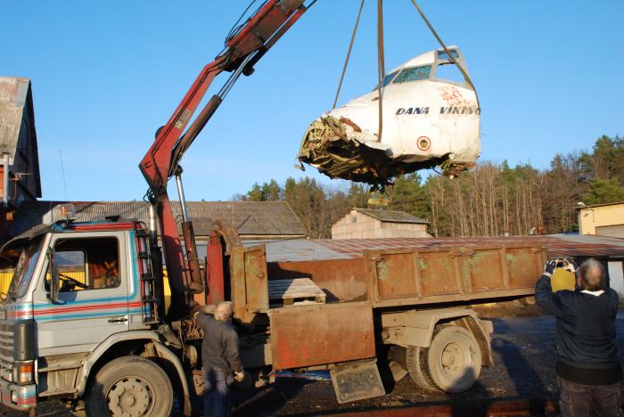 Nospartiet av Dana Viking lastas på en lastbil för transport från Westins Mekaniska på Färingsö till Skå Edeby Flygfält 27 november 2009. Foto: Bengt Simson.