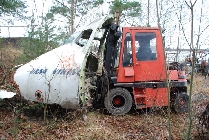 Westins Mekaniska gav oss generös hjälp att lyfta fram nospartiet av Dana Viking till lastbilen, för vidare transport från Färingsö till Skå Edeby Flygfält 27 november 2009. Foto: Bengt Simson.