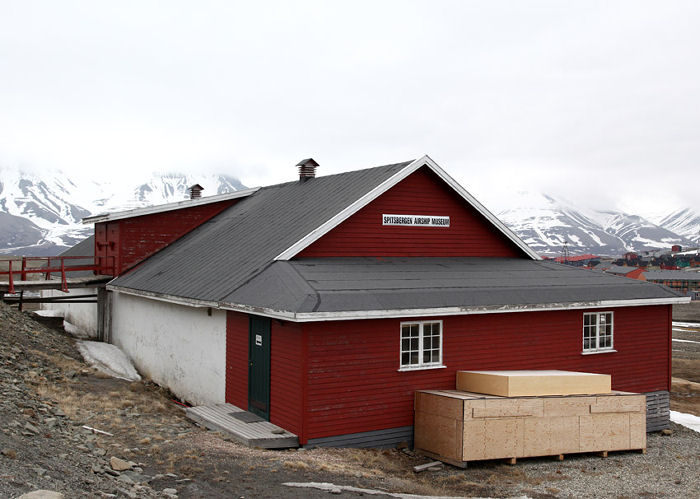 På Spitsbergen Airship Museum kretsar utställningarna kring tre luftskepp som har flugit i Arktis. "Amerika", Chicago Record Herald Wellman polarexpedition1907-1909, "Norge", Amundsen-Ellsworth-Nobile, ”Tran Polar Flight" 1926 och, den kanske mest kända: expeditionen med “Italia” som ledde av Nobile 1928. I räddningsexpeditionen efter luftskeppets Italias försvinnande, vilken finns dokumenterad på museet, deltog bland annat Sverige. Foto: Gunnar Åkerberg