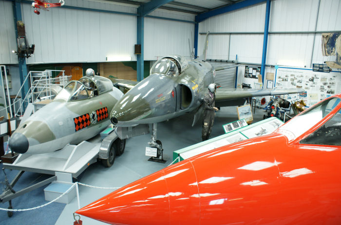 I Tangmere Air Museum på engelska sydkusten finns bland annat Neville Dukes världsrekord-Hunter samt Supermarine Swift, en gång i tiden påtänkt till Sverige. Foto Lennart Berns 
