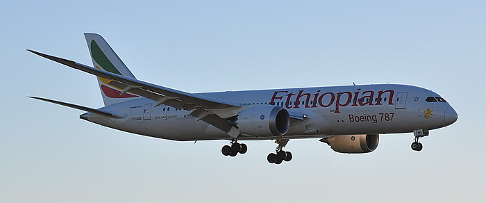 Ethiopians Boeing 787 landar på Arlandas bana 19L. Första landningen av flygplanstypen i Sverige, fotat från Spotterpaviljongen. Foto: Jan Gladh.