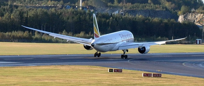 Boeing 787 landning bana 19L. Foto: Jan Gladh.