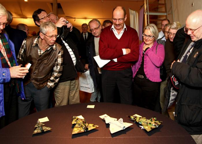 Efter föredraget tog den talrika publiken samt Ola Gynäs och hans fru tillfället att studera de utställda Viggenmodellerna. Foto: Gunnar Åkerberg