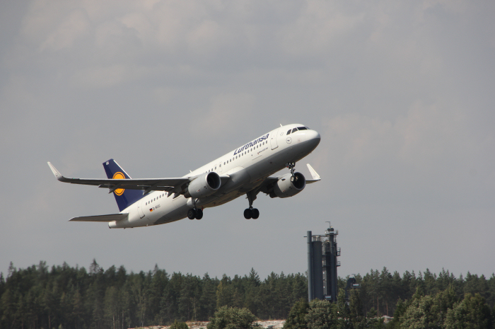 Lufthansa Airbus A320-214 (sn: 7158) med registrering D-AIUU startar från bana 08 på Arlanda med destination München (MUC).