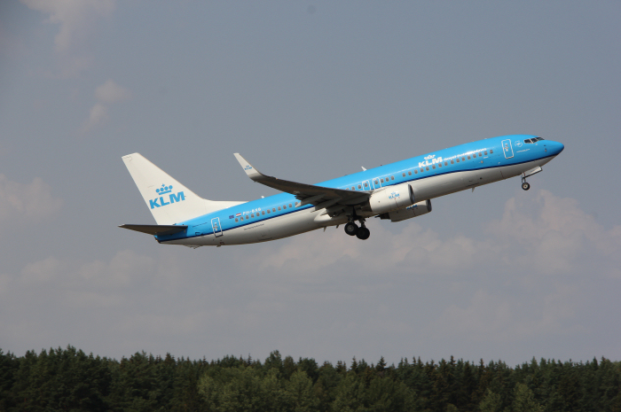 KLM Boeing B737-8K2 (sn: 29132/261) med registrering PH-BXB startar med destination Amsterdam (AMS).