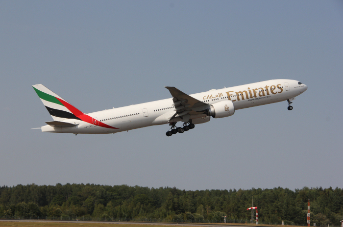 Boeing B777-31HER (sn: 41076/1014) från Emirates med registrering A6-EGQ lämnar Arlanda med destination Dubai (DXB).