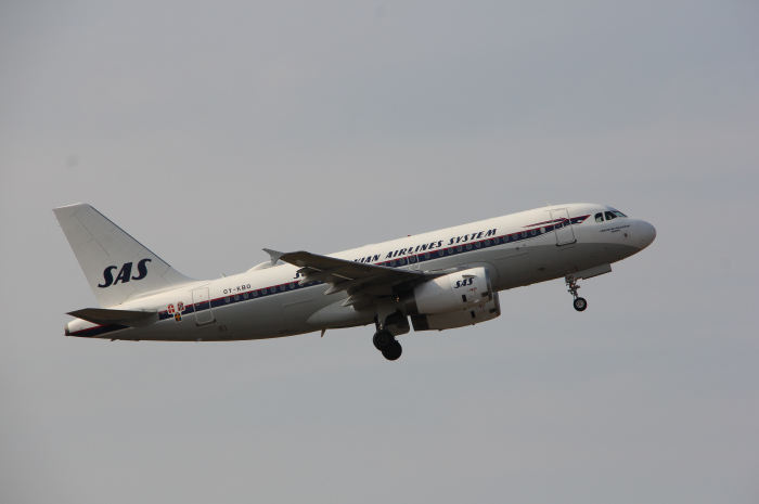 Till Thessaloniki (SKG) i Grekland flög SAS denna dag med sin retromålade Airbus A319-132 (sn: 2850) med registrering OY-KBO.