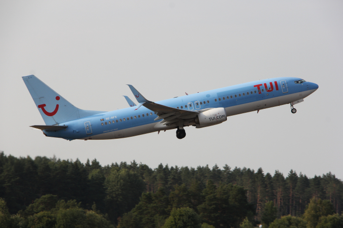 De som flög med TUI fly Nordic till Chania (CHQ) fick åka med Boeing B737-8K5 (sn: 37246/3994) med registrering SE-RFX. Detta kan vid en snabb anblick se ut som en Boeing 737 MAX, men det är faktiskt en B737NG som har Split Scimitar-winglets, lite spetsigare och mer rundade än vad 737 MAX som har Advanced Technology-winglets, lite kantigare i ändarna.