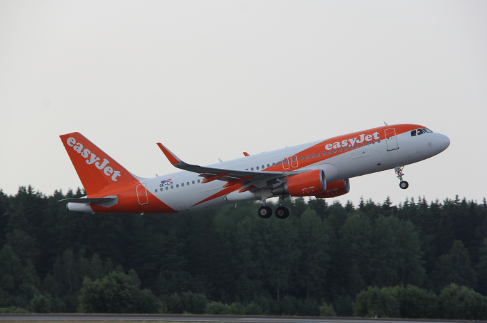 easyJet Europe Airbus A320-214 (sn: 6541) med registrering OE-IJY med destination Palma de Mallorca (PMI).