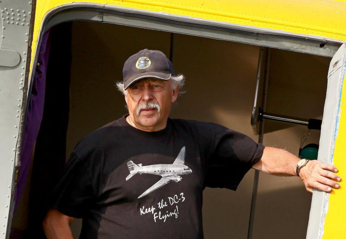 Åke Jansson, DC-3-kapten med egen kärra i Vallentuna. Foto: Gunnar Åkerberg.