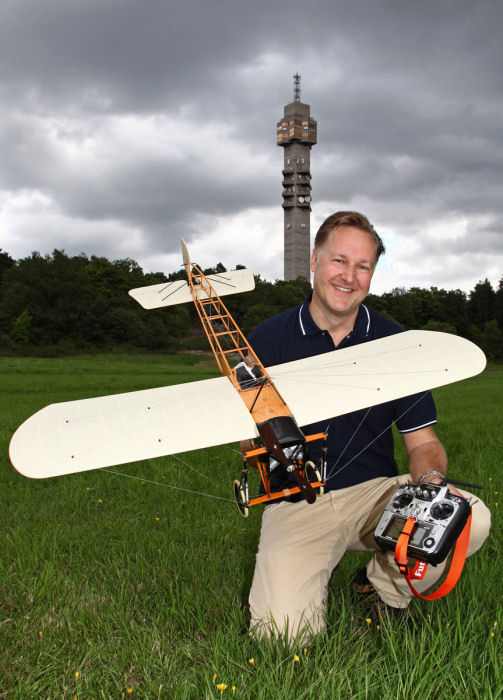 Mats med sin radiostyrda modell av Thulin A / Blériot XI på Gärdet under firandet av Flyget i Sverige 100 år – 2010. Foto: Gunnar Åkerberg 