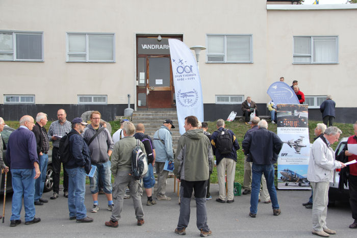 Ett hundratal deltagare samlades vid f.d. kanslihuset. Foto: Hans Groby.