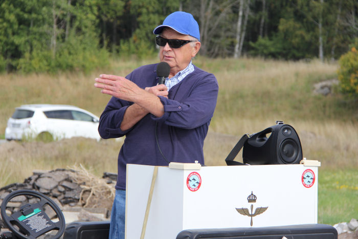 Åke Lundberg var en kunnig guide, med drygt 40 år teknisk tjänst i Flygvapnet. Börjande 1950 på F 4 Östersund med mellanlandning 1953 - 1965 på  F 15 Söderhamn för att 1965 - 1974 tjänstgöra vid F 8 Barkarby sedan Bastroppstjänst Barkarbybasen till nedläggning 1994. Foto: Hans Groby.