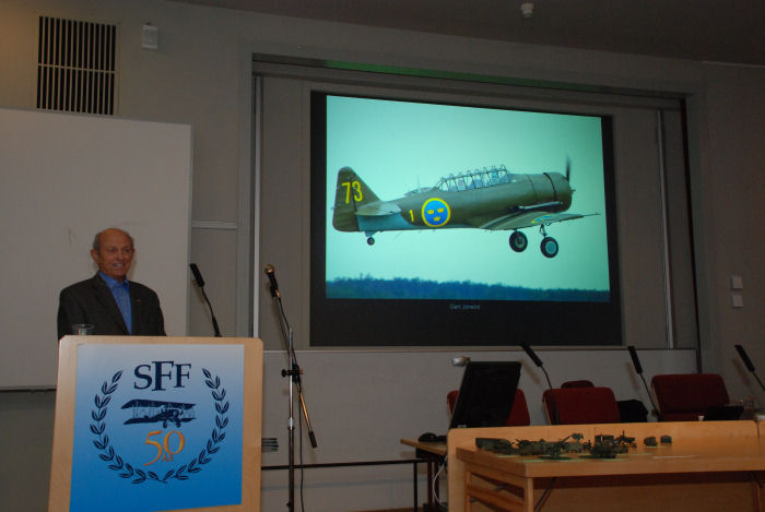 Gert Jönelid berättar F 8-minnen. Foto Bengt Simson.