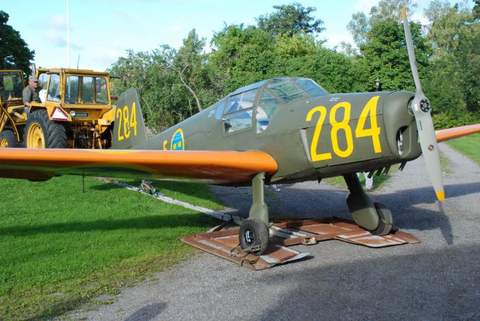 En Bücker Bestman rangeras på en "släde" vid Vallentunafältet 2010. Foto: Bengt Simson.