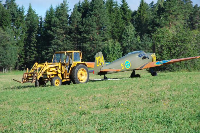 En Bücker Bestman rangeras på en "släde" vid Vallentunafältet 2010. Foto: Bengt Simson.