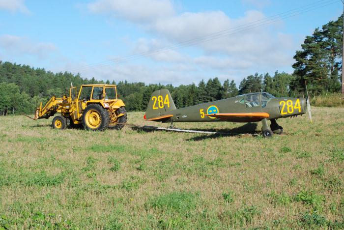 En Bücker Bestman rangeras på en "släde" vid Vallentunafältet 2010. Foto: Bengt Simson.