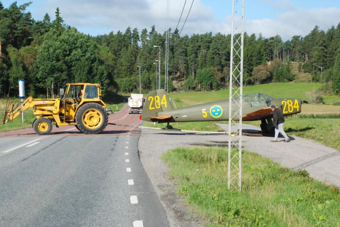 En Bücker Bestman rangeras på en "släde" vid Vallentunafältet 2010. Notera hastighetskameran vid sidan av vägen. Någon hastighetsöverträdelse lär det dock inte vara i detta fallet. Foto: Bengt Simson.