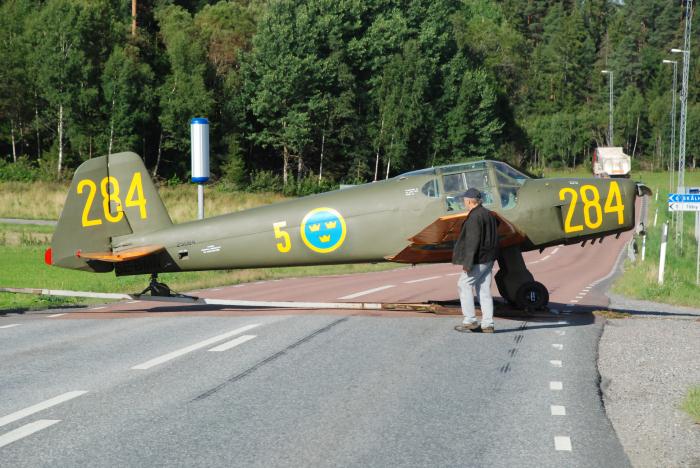 En Bücker Bestman rangeras på en "släde" vid Vallentunafältet 2010. Foto: Bengt Simson.