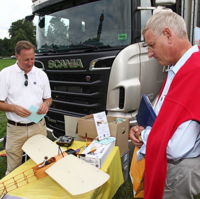 Mats Johansson och dåvarande utrikesministern Carl Bildt (M) i samspråk under SFF-evenemanget Stockholms Flygfestival på Gärdet i Stockholm 2010 när flyget i Sverige firade 100 år. Foto: Gunnar Åkerberg