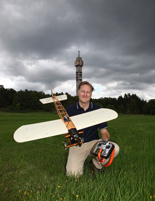 Mats Johansson och hans radiostyrda modell av en Blériot XI fångad under SFF-evenemanget Stockholms Flygfestival på Gärdet i Stockholm 2010 när flyget i Sverige firade 100 år. Foto: Gunnar Åkerberg