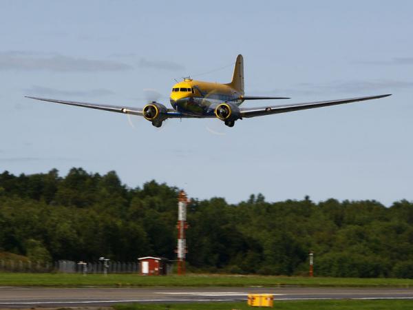 Åke Janssons fina DC-3 "Congo Queen" 9Q-CUK på lågpass över Bromma Flygplats. Foto: Gunnar Åkerberg.