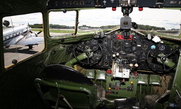 Cockpiten i Åke Janssons fina DC-3 "Congo Queen" 9Q-CUK ser ut som en riktig cokpit ska se ut. Inte ett digitalt instrument eller någon kompositplast så långt ögat når! Utanför står Flygande Veteraners "Daisy" och blänker i solskenet. Foto: Gunnar Åkerberg.