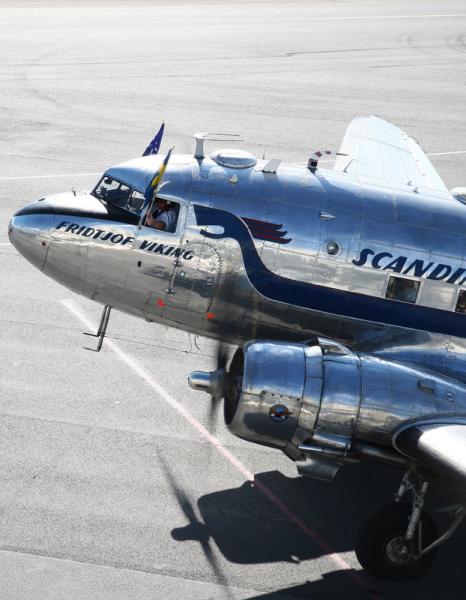 Tummen upp! Klart för start! Flygande Veteraners DC-3 "Daisy" på väg mot Bunge på Gotland. Foto: Gunnar Åkerberg.