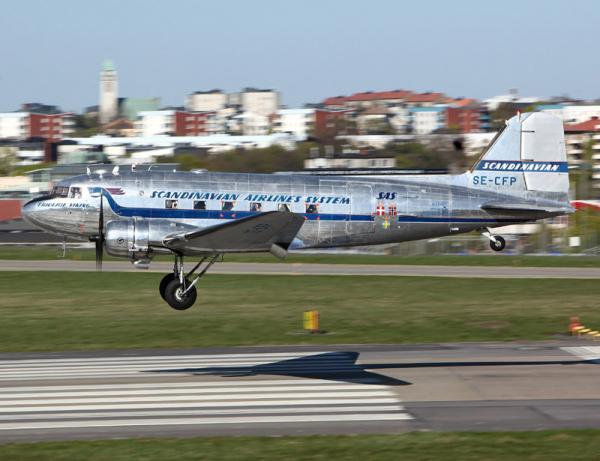Full klaff! Klart landa! Flygande Veteraners DC-3 "Daisy" landar på Bromma Flygplats. Foto: Gunnar Åkerberg.