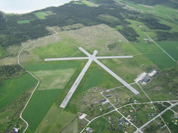 Bunge flygfält (ESVB) är beläget ca fem mil nordost om Visby och strax söder om Fårösunds färjeläge och karakteriseras av de tre korsande rullbanorna. Banorna är belagda med betong och asfalt. Foto: Claes Martinsson.