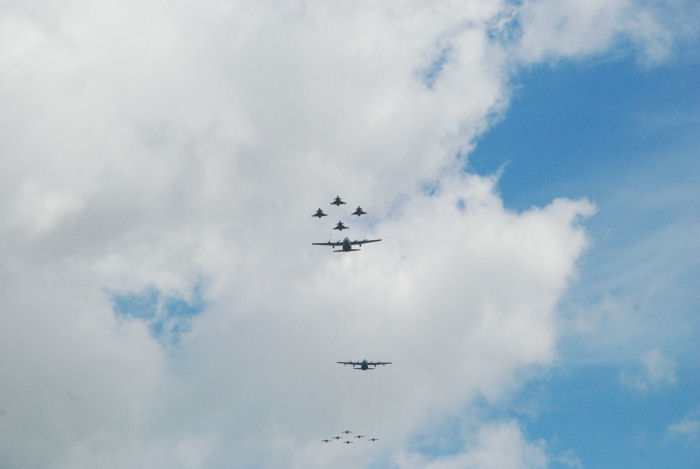 Överflygning över flygarmonumentet vid Karlaplan, Stockholm. Foto: Bengt Simson.