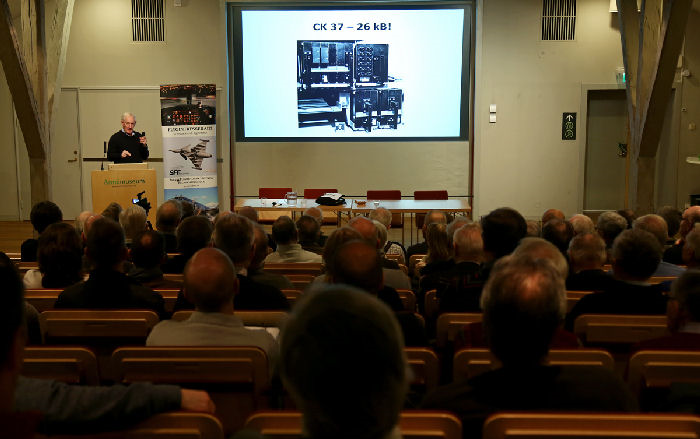 Ulfs föredrag var mycket uppskattat och välbesökt. Ett 90-tal besökare lyssnade till historien om Viggensystemet. Foto Gunnar Åkerberg