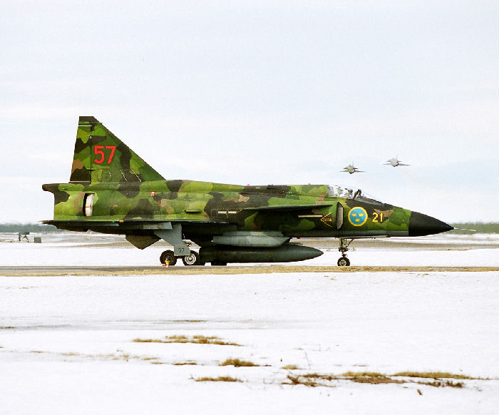 Saab AJSH 37 Viggen fotad på F 21 i Luleå 2005, några månader innan flygplanstypen fasades ut ur Flygvapnet för gott. Foto Gunnar Åkerberg 