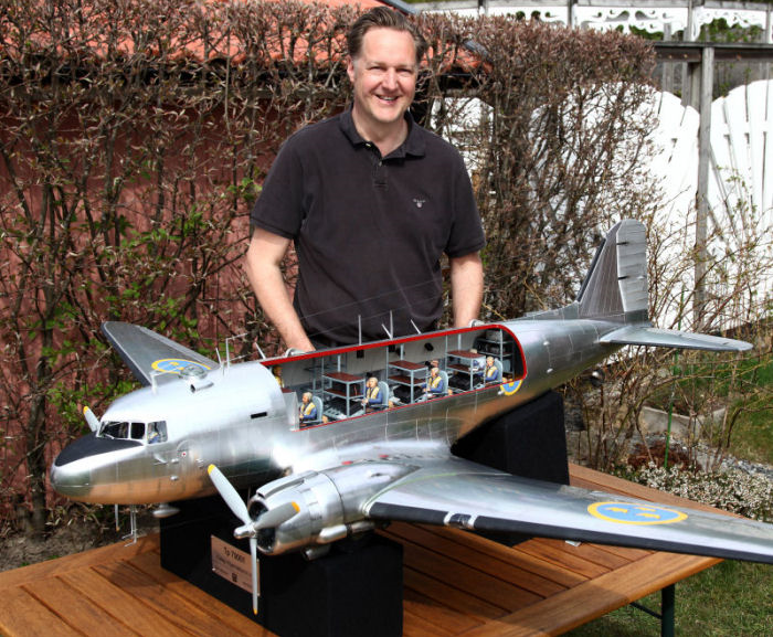 Mats Johansson bakom sin modell av den av sovjetunionen nedskjutna DC-3:an Tp 79001. Modellen finns nu på Flygvapenmuseum i Linköping. Foto: Gunnar Åkerberg.