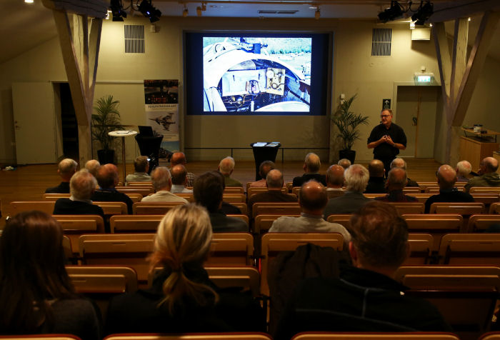 Mats Johansson höll ett mycket underhållande och lärorikt föredrag om Fokker E.III inför en välfylld hörsal på Armémuseum. Foto: Gunnar Åkerberg