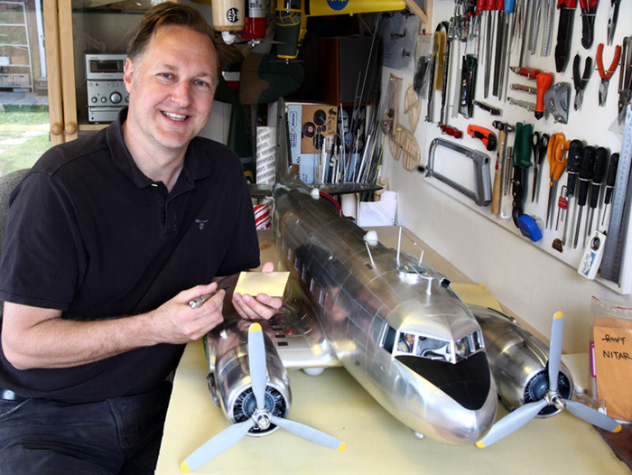 Mats Johansson med sin fantastiska modell av den nedskjutna DC-3:an (Tp 79001) som nu kan beskådas på Flygvapenmuseum. Foto: Gunnar Åkerberg.